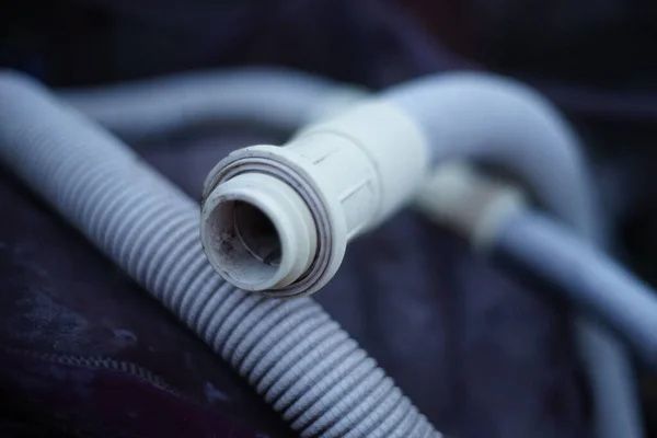 Eski kirli elektrikli süpürge hortumunu kapat