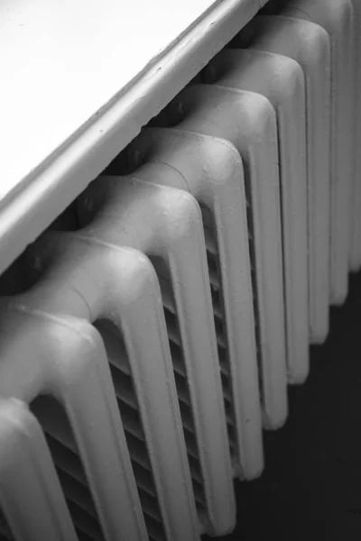 Velho radiador de ferro closeup, aquecimento central no quarto . — Fotografia de Stock