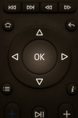 Siyah uzaktan kumanda, tamam menü ortada..