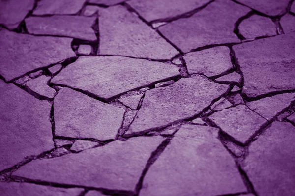 Дорожная поверхность из натуральных диких камней, фиолетовый тон . — стоковое фото