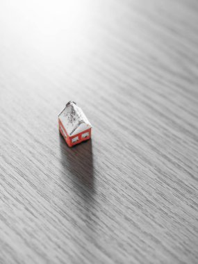 Ahşap tepside kırmızı ev oyuncağı.