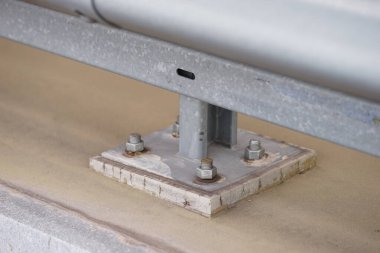 Çelik yapıda çapa bağlantısı kapat.