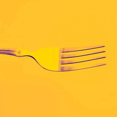 Altın tonda gümüş çatal. Yakın plan..