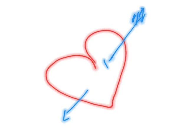 Corazón rojo perforado con una flecha azul, dibujado a mano . —  Fotos de Stock