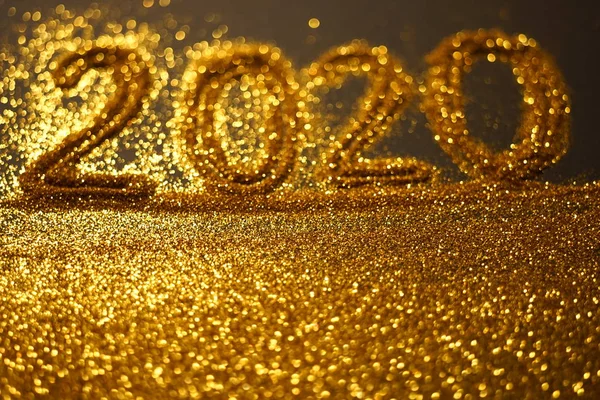 Tarjeta navideña con inscripción dorada 2020 sobre fondo negro y dorado . —  Fotos de Stock