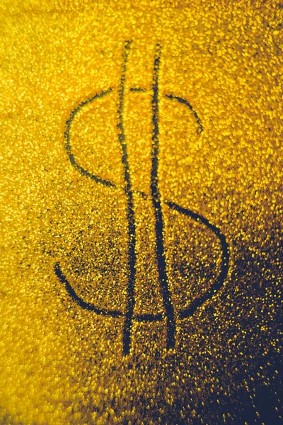 Znak dolara na złotym, błyszczącym tle, sztabka złota. — Zdjęcie stockowe