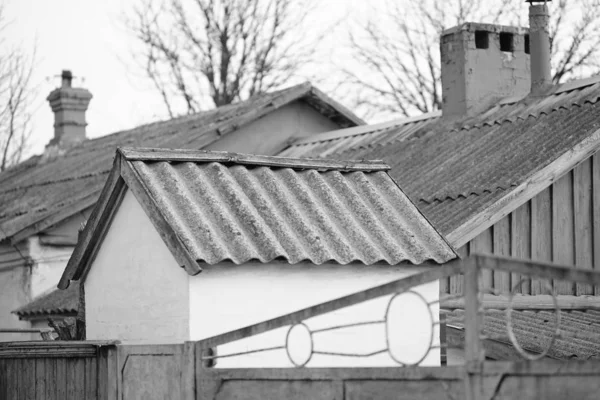 Ländliche alte Dächer mit gewellter Asbestzementplatte abgedeckt, bw photo. — Stockfoto