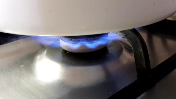 Close Uma Panela Branca Fogão Gás Com Uma Chama Azul — Vídeo de Stock