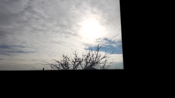 Θέα Από Ένα Σκοτεινό Σπίτι Παράθυρο Μπλε Ουρανό Μεγάλο Ήλιο — Αρχείο Βίντεο