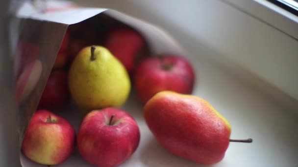 Manzanas Rojas Maduras Peras Una Bolsa Papel Alféizar Ventana Primer — Vídeo de stock