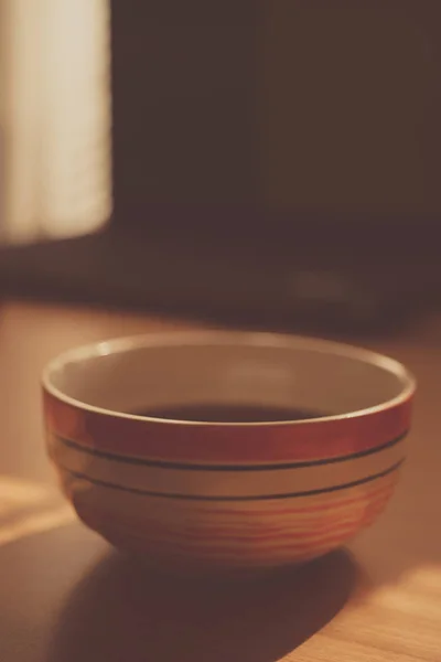 검은 차를 마시고 맑은 사무실 탁자가 있는 크고 둥근 그릇. — 스톡 사진