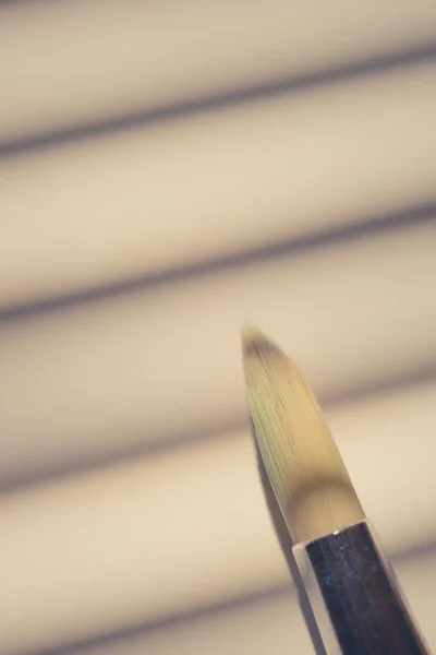 Un pincel para pintar sobre el papel soleado con rayas de sombra . — Foto de Stock