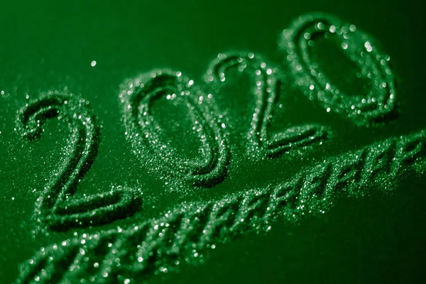 Рождественский фон с мерцающей надписью 2020, зеленый тон . — стоковое фото
