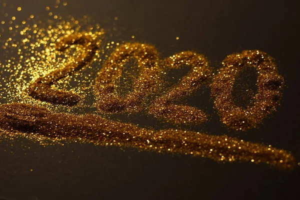 Номер 2020, вылитый из золотых блесток на черном фоне . — стоковое фото