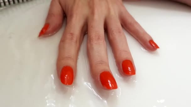 Unhas Vermelhas Manicure Clássico Mão Feminina Uma Superfície Branca Com — Vídeo de Stock