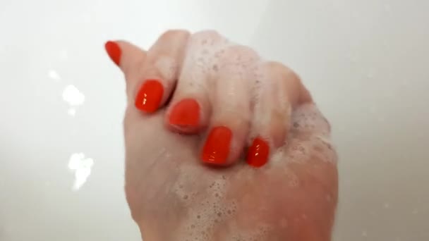 Zbliżenie Żeńskiej Dłoni Czerwonym Manicure Pianie Mydlanej Myciu Rąk Lub — Wideo stockowe