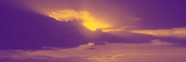 Расширенное изображение восхода солнца в облаках . — стоковое фото