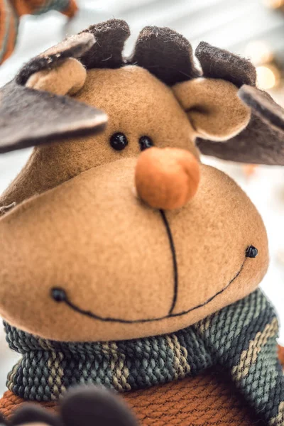 Uroczysty jeleń miękka zabawka ze szczęśliwym uśmiechem twarz zbliżenie. — Zdjęcie stockowe