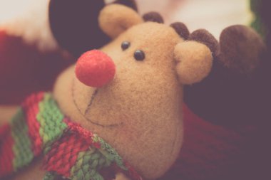 Yeşil eşarplı yumuşak oyuncak geyik, yakın çekim yüzü, Yeni Yıl Arifesi.