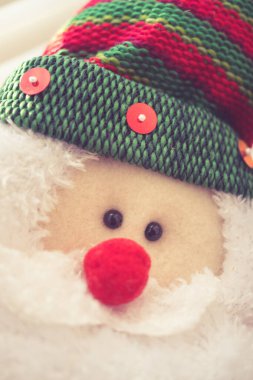 Gözlüklü ve kırmızı şapkalı Noel Baba yüzü, yakın çekim oyuncağı..
