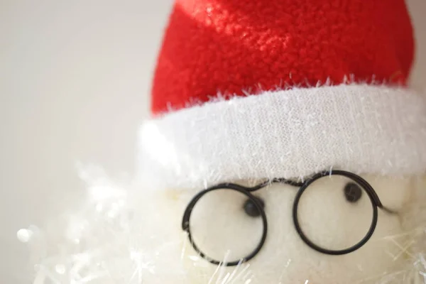 Мягкая игрушка абстрактное лицо Санта-Клауса в очках и красной шляпе, закрытые глаза . — стоковое фото