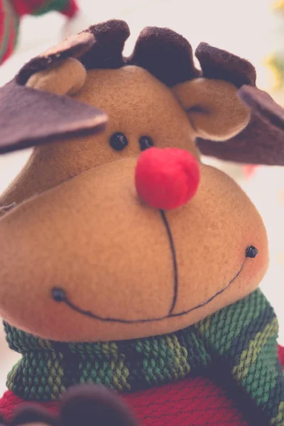 Праздничный олень мягкая игрушка, счастливое улыбающееся лицо крупным планом . — стоковое фото