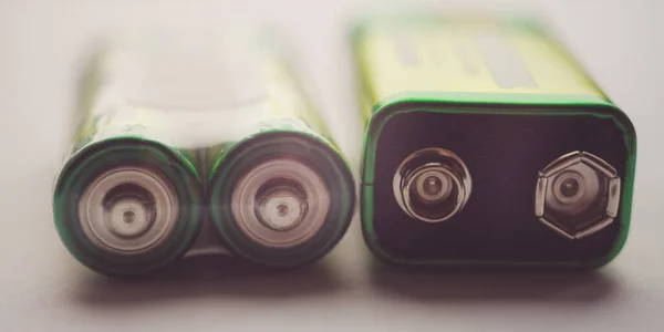 Два різних типи батарей на столі крупним планом . — стокове фото