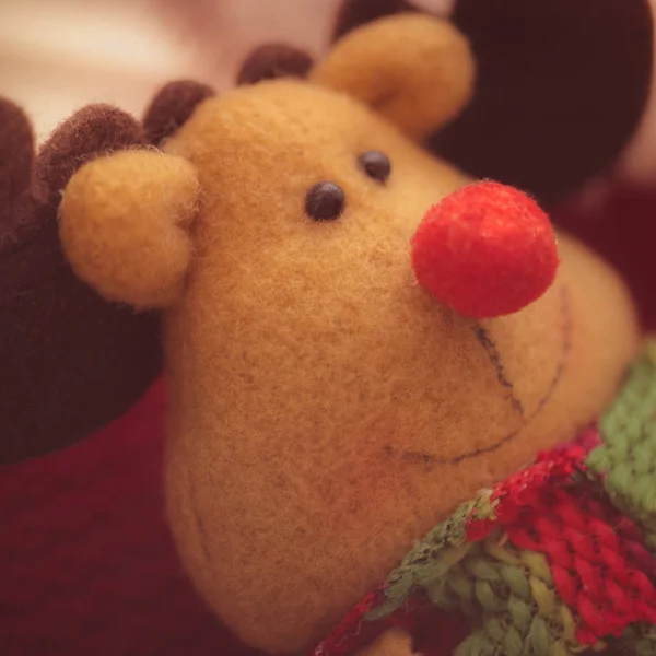 Праздничная мягкая игрушечная олень в зеленом шарфе, крупным планом лицо, канун Нового года . — стоковое фото