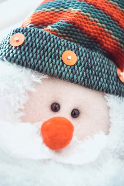 Портрет Санта-Клауса в очках и красной шляпе, игрушка крупным планом . — стоковое фото