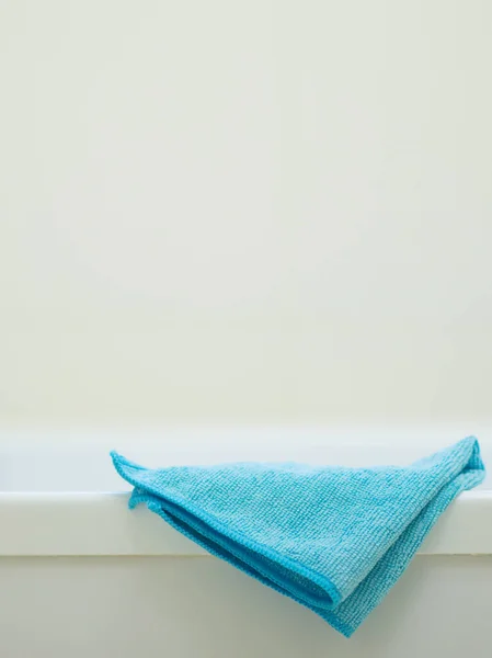 청소용 청색 래그를 문닫은 화장실 위에 놓는다. — 스톡 사진
