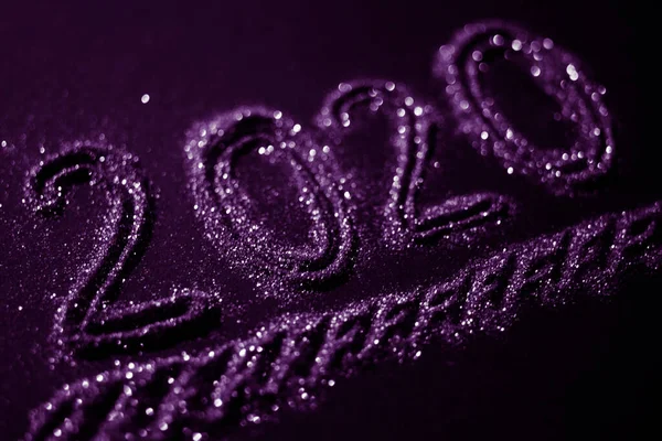 2020 number poured from gold glitters on a dark violet background. — Stock Photo, Image