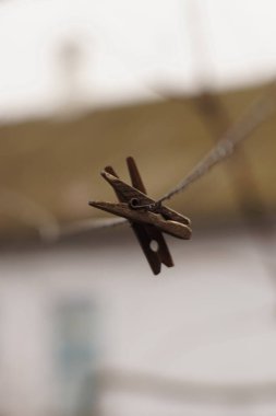 Çamaşır ipinde asılı iki eski ahşap mandal