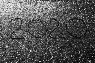 Parlak parlaklıkta 2020 numara, siyah beyaz arkaplan.