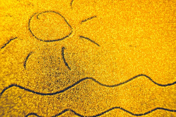 Sole disegnato a mano e onde del mare su sfondo sabbioso dorato . — Foto Stock