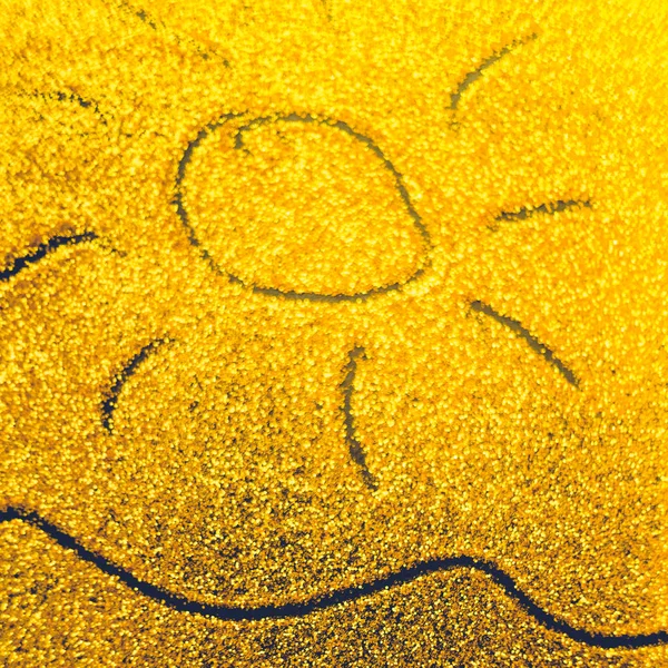 Sole disegnato a mano e onda del mare su sfondo sabbioso dorato . — Foto Stock