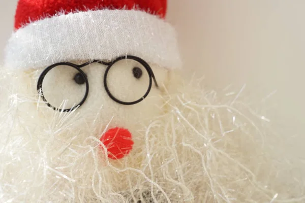 Абстрактная мягкая игрушка в красной шляпе Санта Клауса и в черных круглых очках . — стоковое фото
