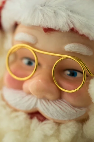 Retrato Santa Claus cara en gafas y sombrero, juguete de primer plano . —  Fotos de Stock