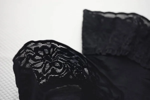 Zwarte kousen met kant elastiek op siliconen closeup. — Stockfoto