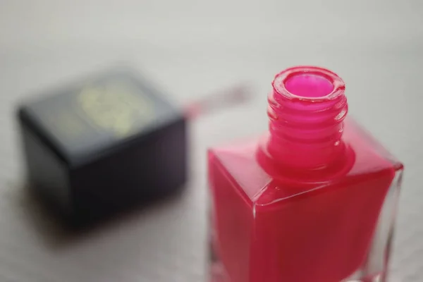 Rosso aperto smalto per unghie bottiglia di vetro primo piano . — Foto Stock