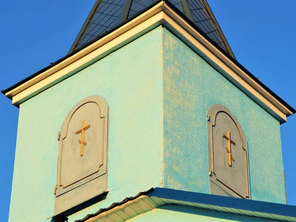 Часть Православной Церкви с маленькими арочными дверями против голубого неба — стоковое фото