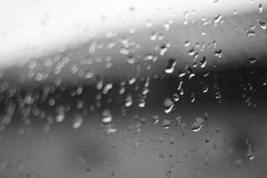 yağmur damlalı ıslak pencere, makro resim.