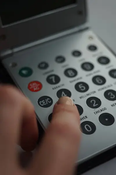 Srebrny metalowy kalkulator, żeński palec naciska przycisk — Zdjęcie stockowe
