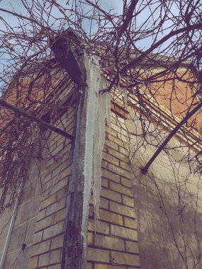 Kocaman uzun buz sarkıtları bir evin drenaj borusunda asılı..