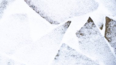 Kış kaldırım arka plan. Kar vahşi taş döşeme parke kaplı