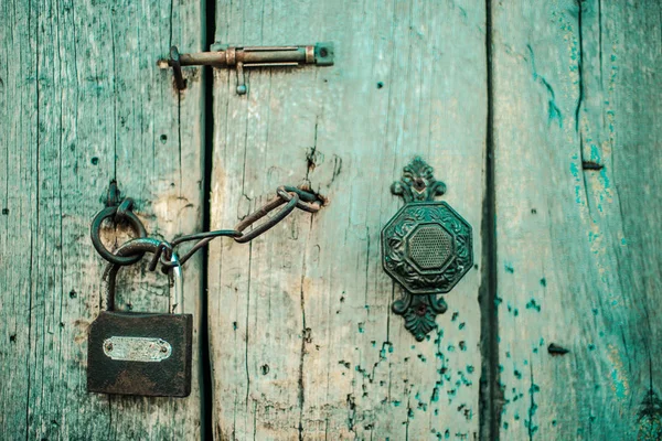 Stare drewniane drzwi z uchwytem, heck i zamek. Styl boho. — Zdjęcie stockowe