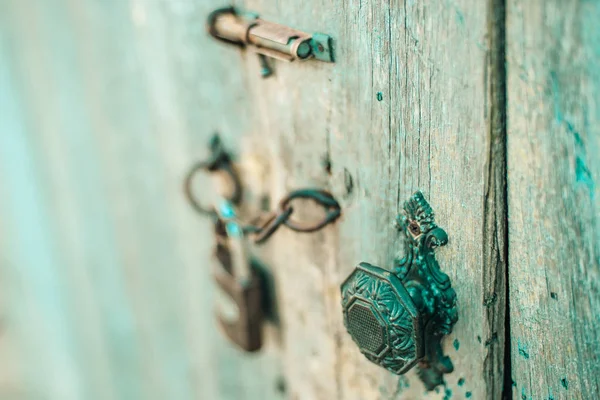 Porta de madeira velha com uma alça vintage, gancho e fechadura. Estilo Boho . — Fotografia de Stock