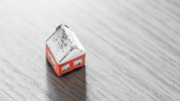 Little red house toy on a wooden table. — 스톡 사진