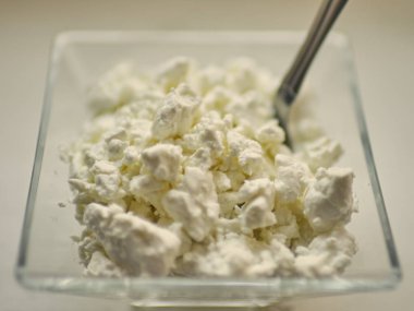 Cam tabakta süzme peynir, yakın plan..