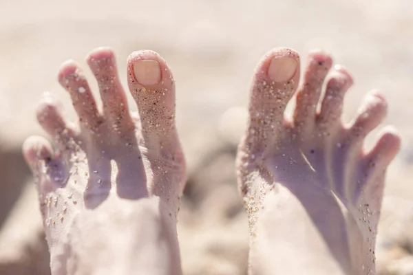 Pés femininos com dedos dos pés espalhados na praia . — Fotografia de Stock