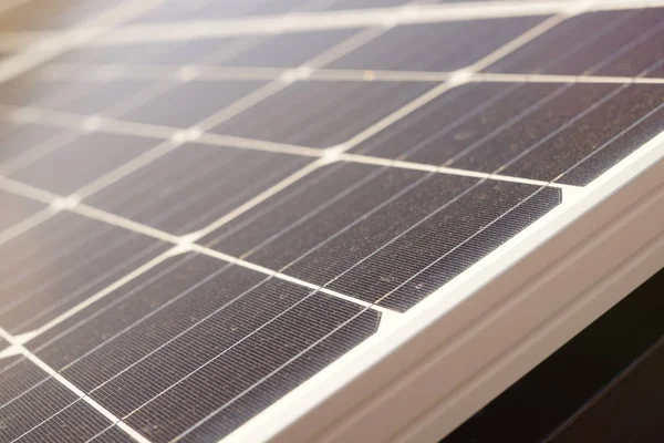 Nieuwe zonnepanelen, zijaanzicht close-up. — Stockfoto